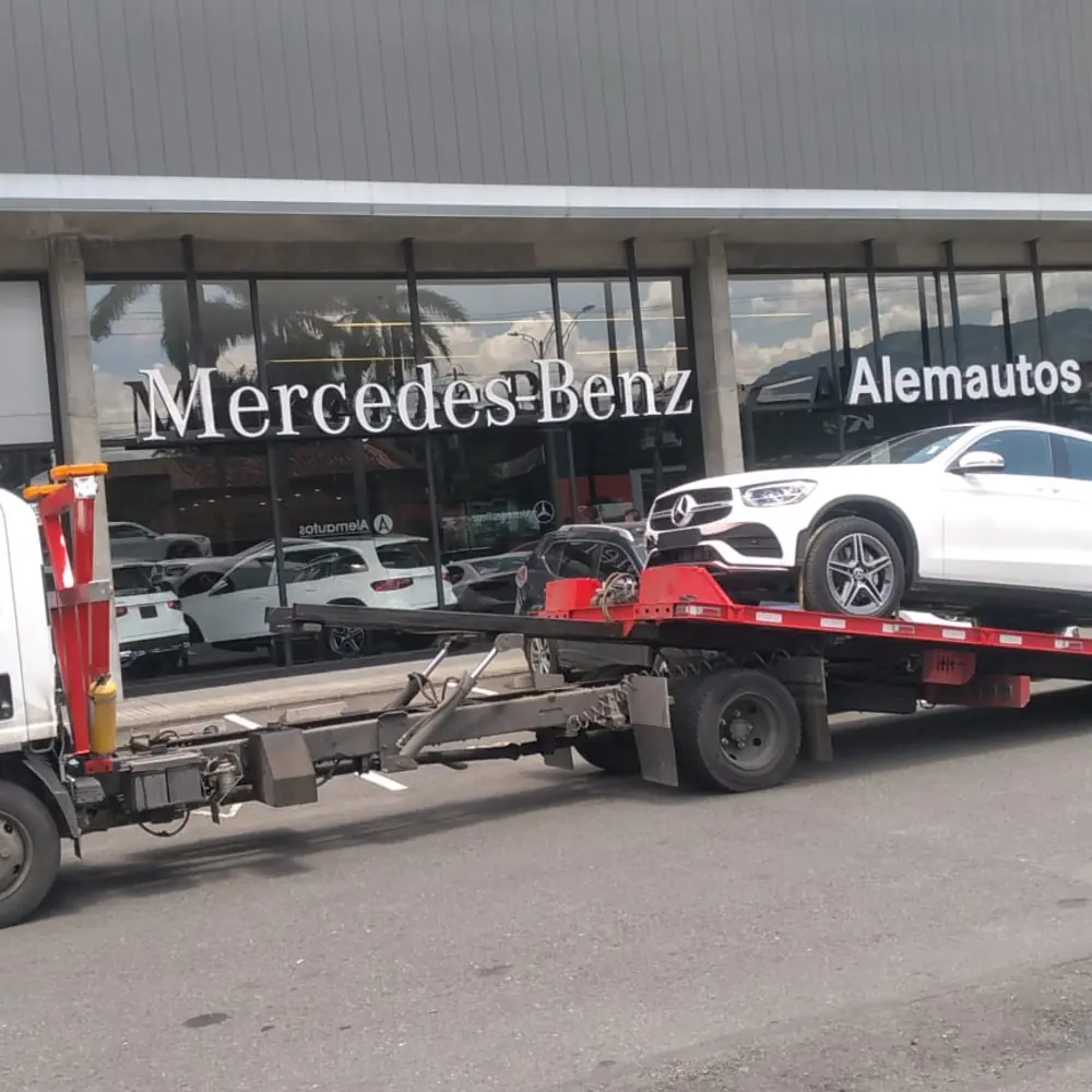 Grúa de plataforma cargando un automóvil en Medellín