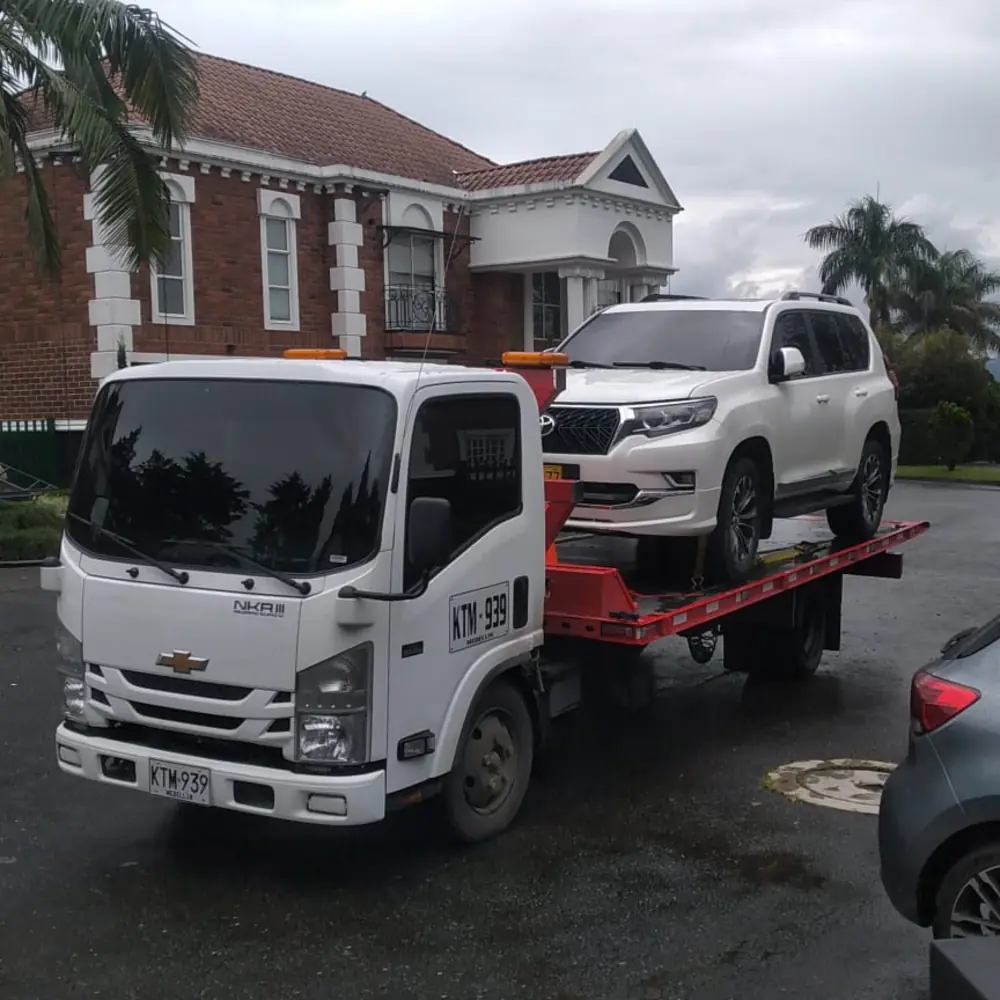 Camioneta asegurada sobre la plataforma de la grúa
