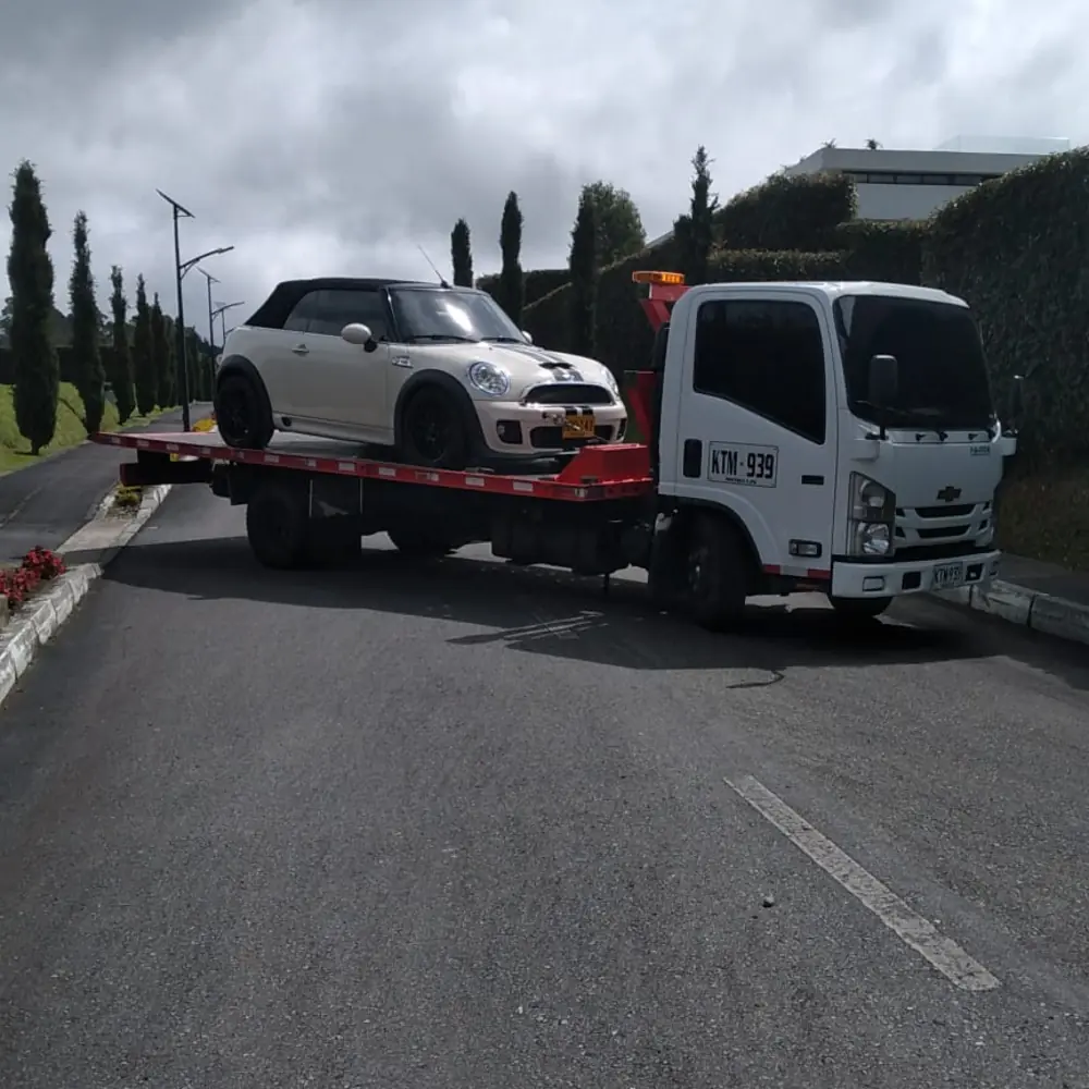 Grúa Vélez en servicio de auxilio vial