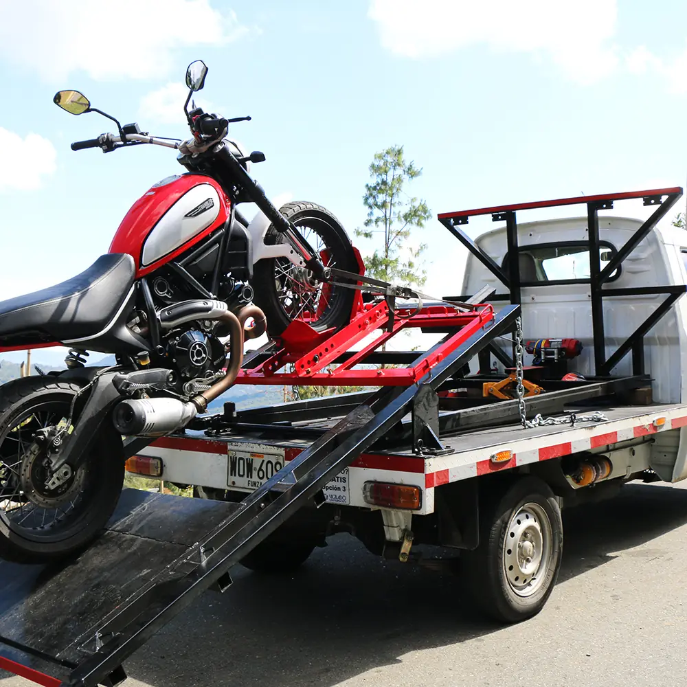 Moto de alto cilindraje anclada en la grúa de Grúas Vélez