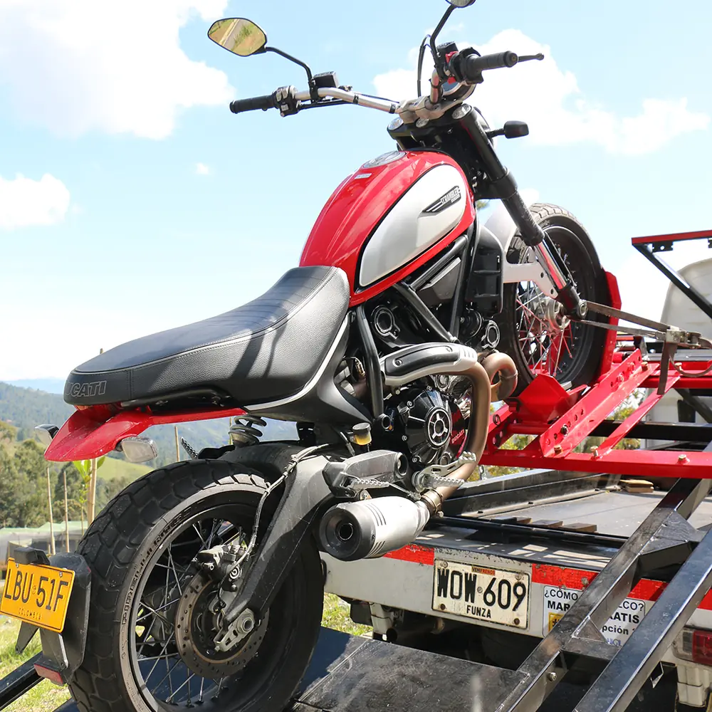 Moto asegurada sobre la plataforma de la grúa