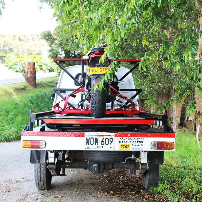 Moto grúa de Grúas Vélez en servicio