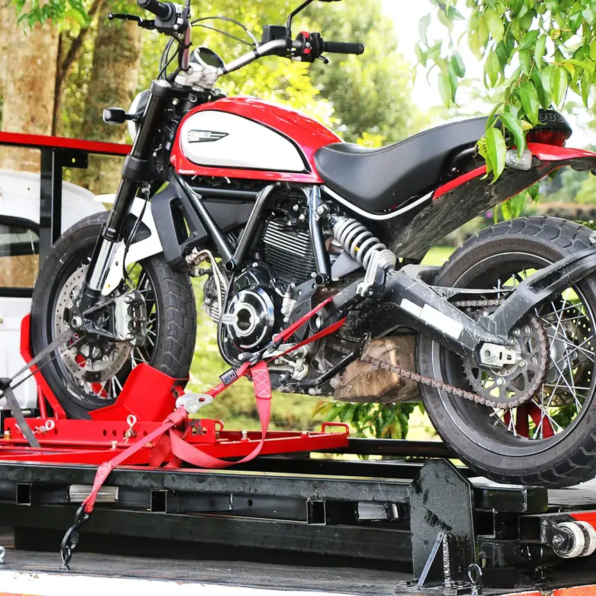 Motocicleta lista para el traslado en grúa
