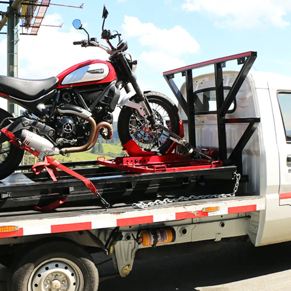 Detalle del anclaje de la moto en la plataforma